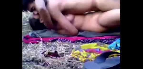  Muslim girl fuck with her boyfriend in to the forest. Delhi Indian sex video